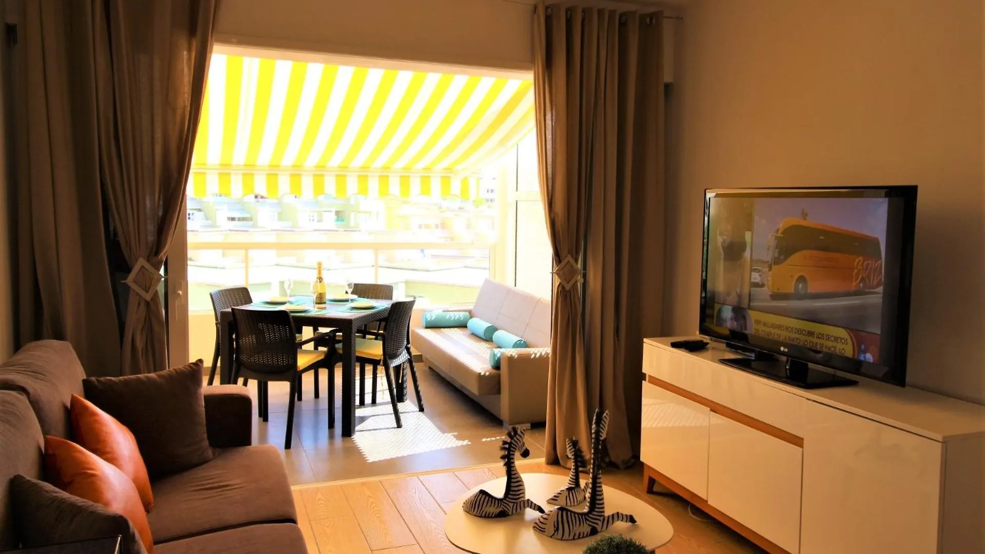 Zebra 3 Piscines Daire Costa Adeje İspanya